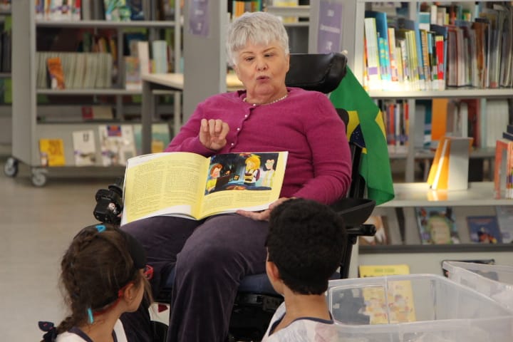 A escritora Lia Crespo apresenta às crianças seu livro "Uma nova amiga"