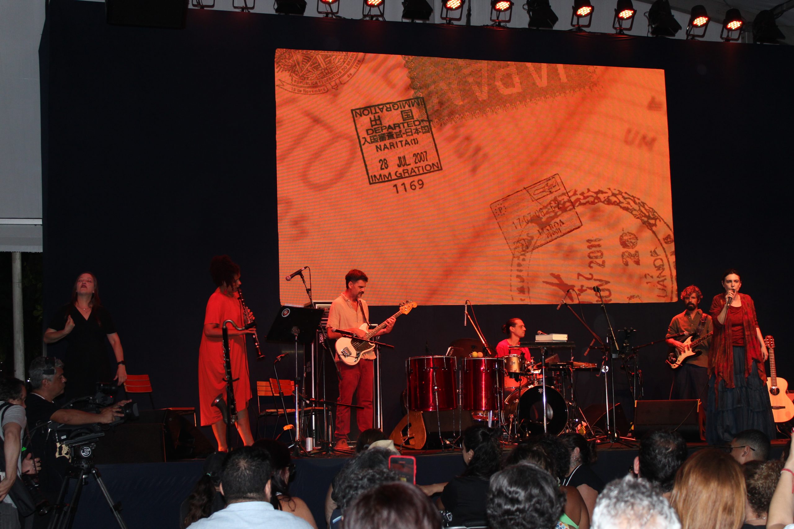 Foto colorida que mostra o palco onde acontece o show da cantora Adriana Calcanhoto com sua banda.