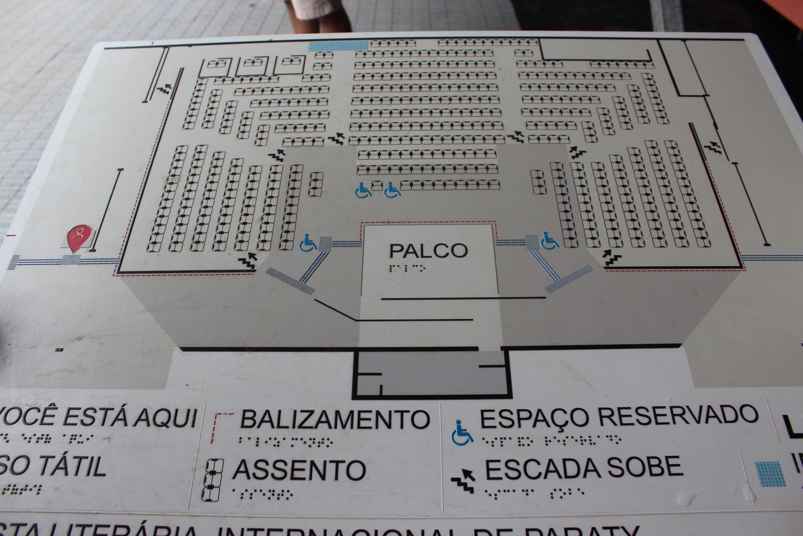 Foto detalhe do mapa tátil instalado na entrada do Auditório Principal da Flip.