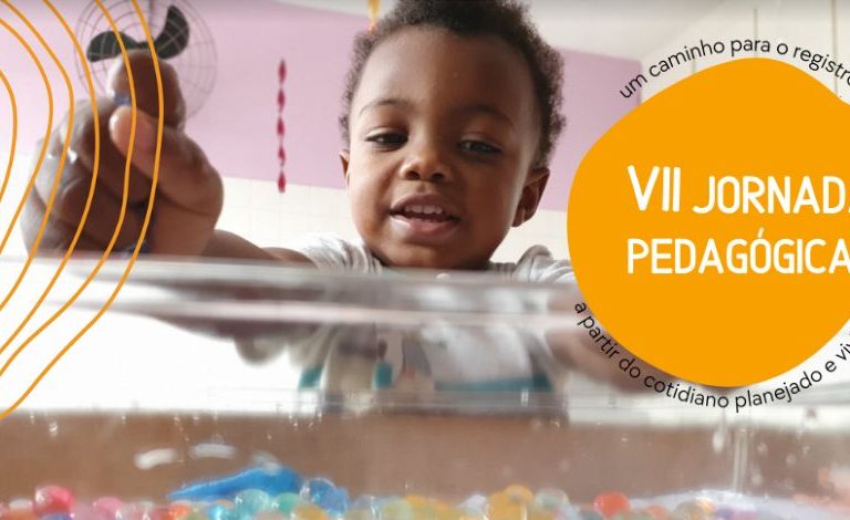 Foto colorida de uma criança pequena brincando com objetos coloridos em uma tigela transparente. Em um círculo com fundo laranja, lê-se: "VII Jornada Pedagógica".